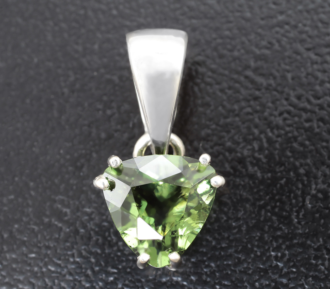 Серебро 925 Кулон с ограненным молдавитом 1,07 карата