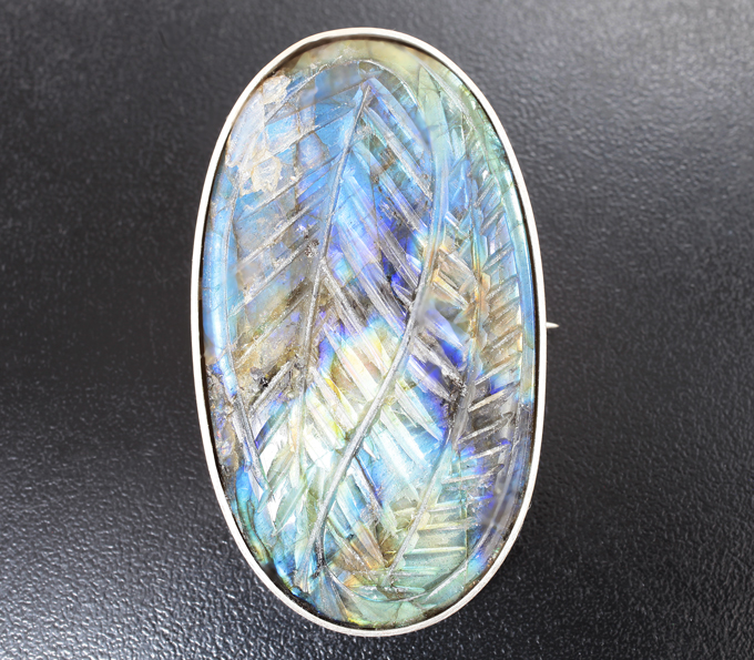 Серебро 925 Брошь с крупным резным лабрадоритом 126,49 карата