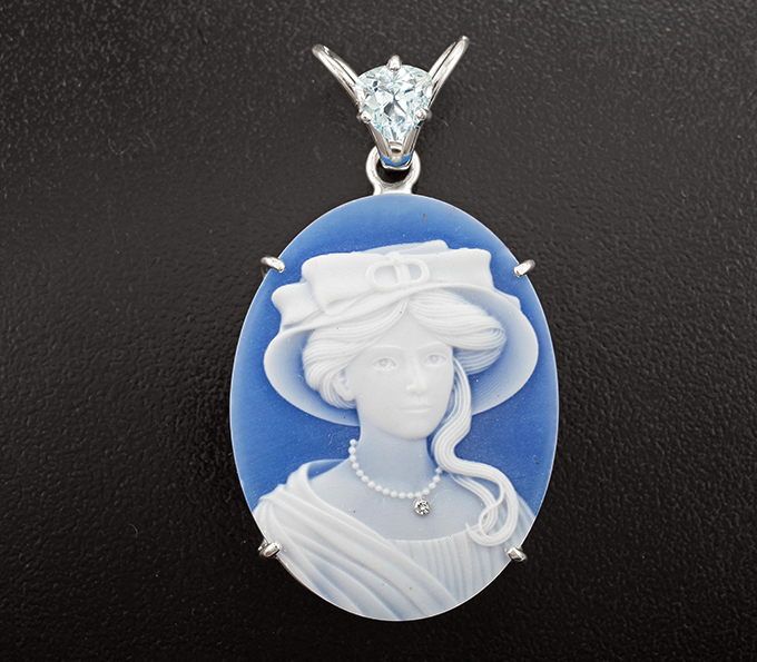 Серебро 925 Кулон с агатовой камеей на халцедоне со стразой 23,23 карата и голубым топазом