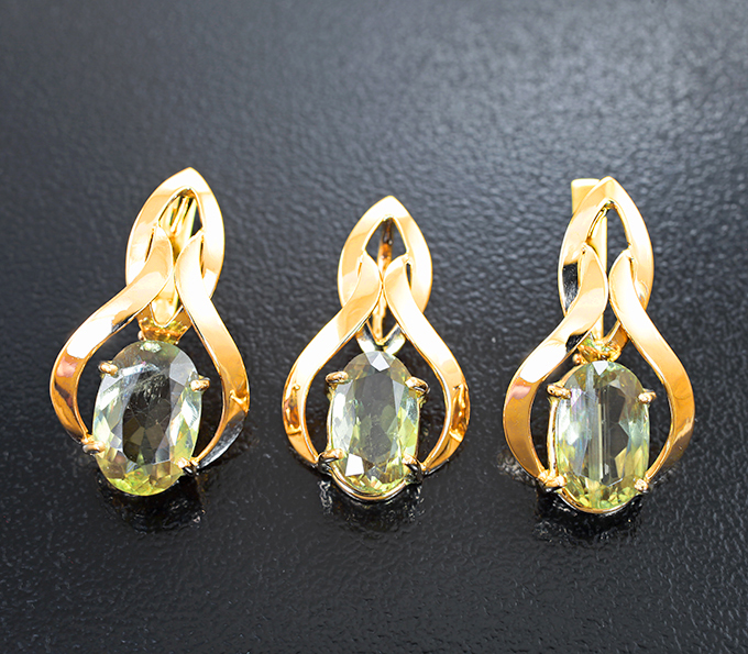 Золото Комплект с диаспорами 6,09 карата