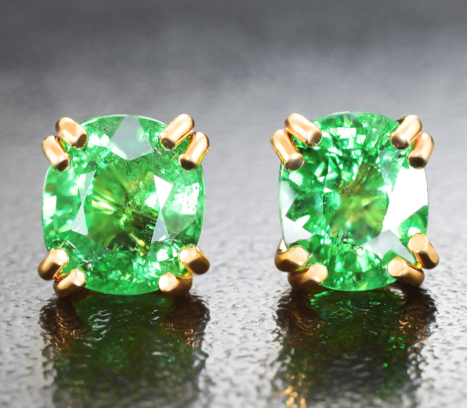 Золото Пусеты с цаворитами 2,72 карата