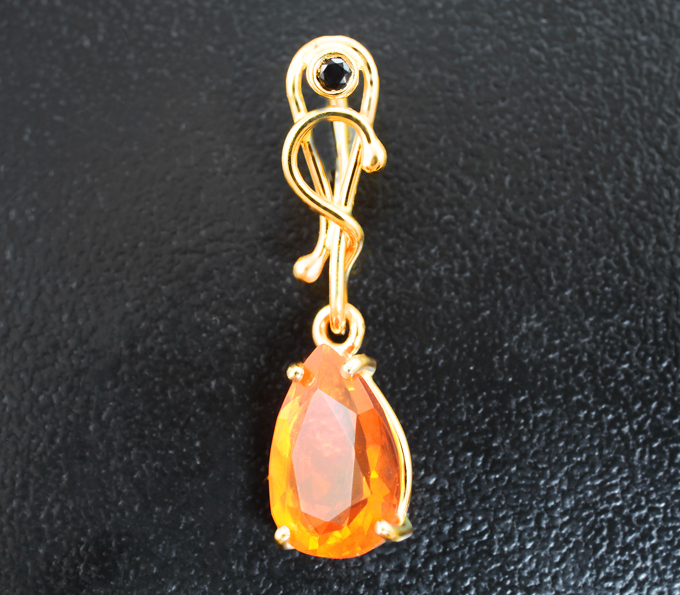 Золото Кулон с ограненным мексиканским опалом 1,61 карата и черной шпинелью