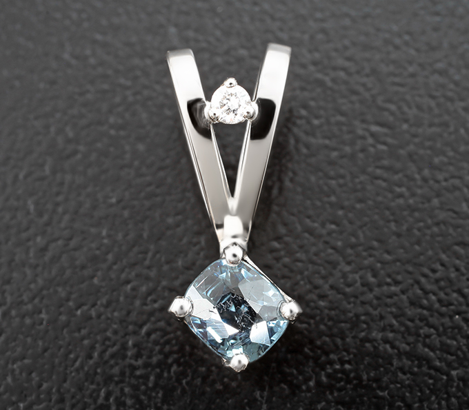 Золото Кулон со шпинелью 0,55 карата и бриллиантом