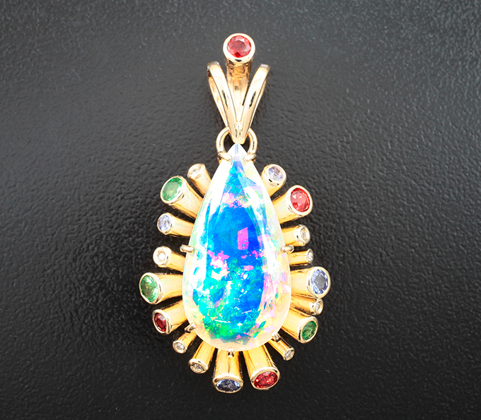 Золото Кулон с ограненным эфиопским опалом 6,94 карата, оранжевыми сапфирами, цаворитами, танзанитами и бриллиантами