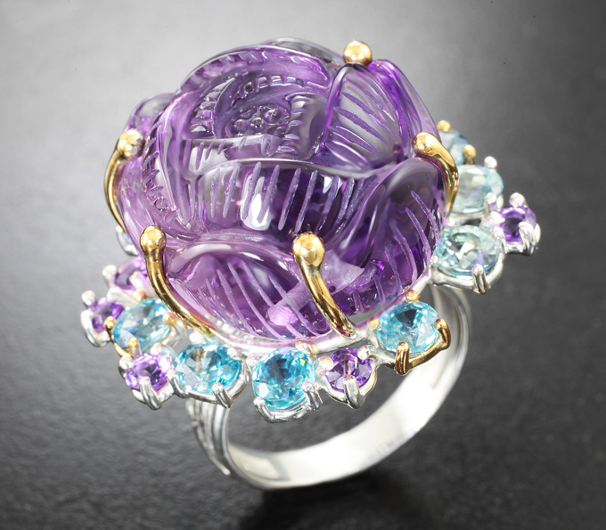 Серебро 925 Кольцо с крупным резным аметистом 51,95 карата, голубыми топазами и ограненными аметистами