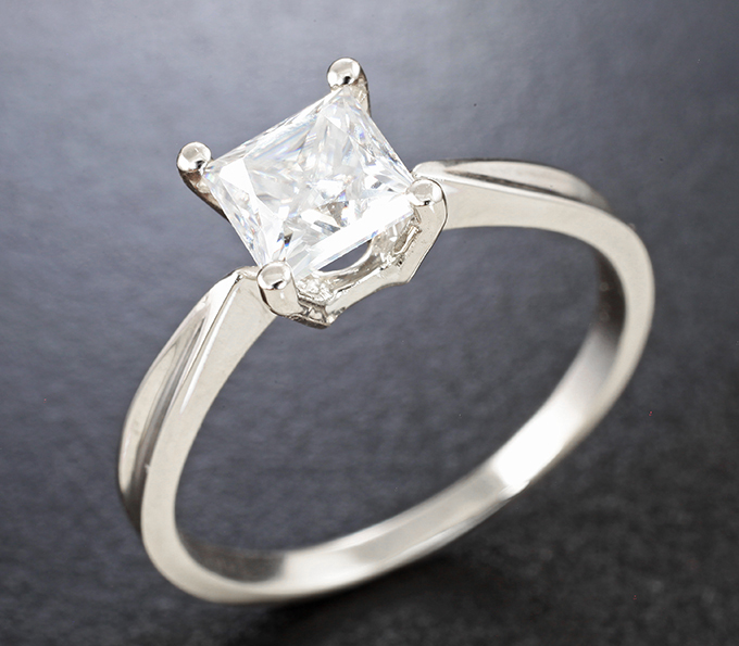 Золото Кольцо с бесцветным муасанитом высокой чистоты 0,94 карата