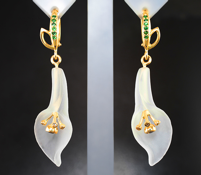 Золото Серьги с резным бесцветным кварцем 14,95 карата, цаворитами, лейкосапфирами и цитринами