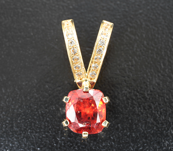 Золото Кулон с красновато-оранжевой шпинелью 1,64 карата и лейкосапфирами