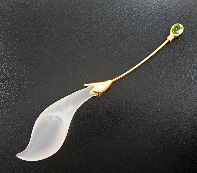 Золото Брошь с резным бесцветным кварцем 28,03 карата и демантоидом гранатом