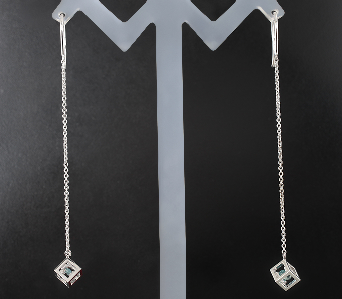 Золото Серьги с александритами высокой чистоты 0,36 карата