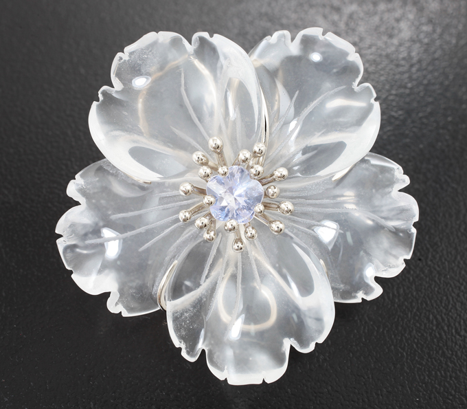 Золото Кулон с резным бесцветным кварцем 57,09 карата и сапфиром