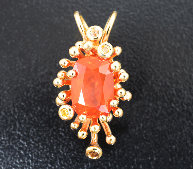 Золото Кулон с ограненным мексиканским опалом 0,82 карата и сапфирами