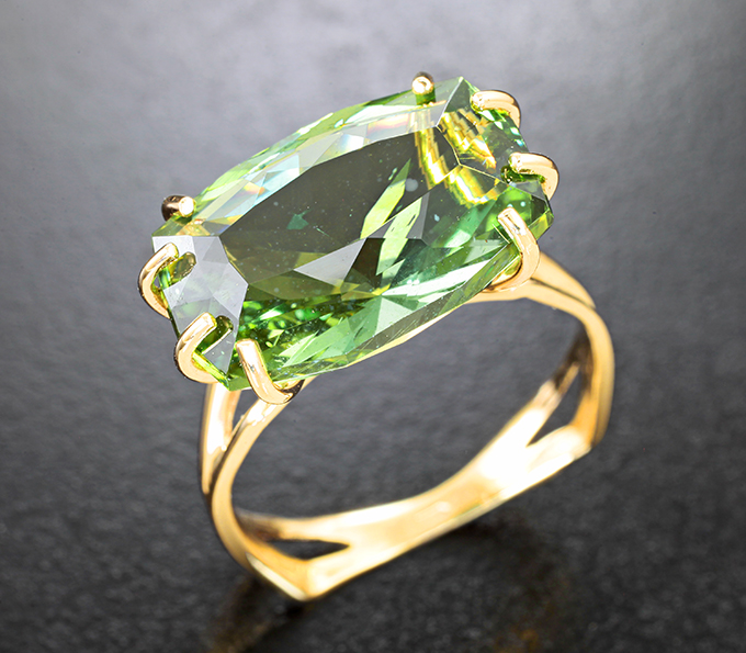 Золото Кольцо с крупным полихромным апатитом авторской огранки 9,79 карата