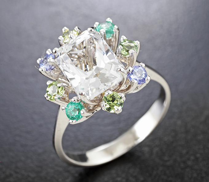Золото Кольцо с чистейшим гошенитом 2,55 карата, изумрудами, танзанитами и сапфирами