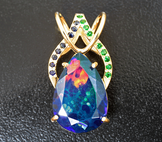 Золото Кулон с ограненным черным опалом 3,97 карата, сапфирами и цаворитами