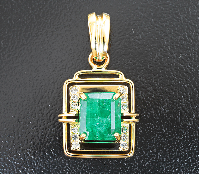 Золото Кулон с уральским изумрудом 2,97 карата и бесцветными цирконами