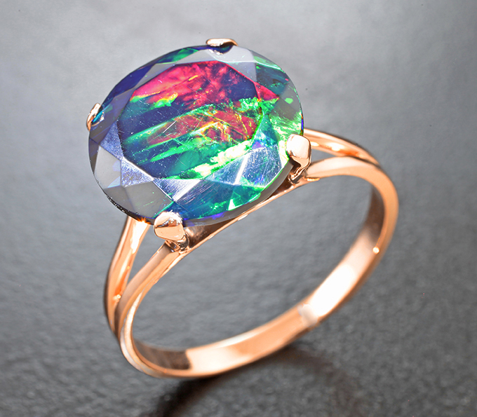 Золото Кольцо с ограненным черным опалом 4,17 карата