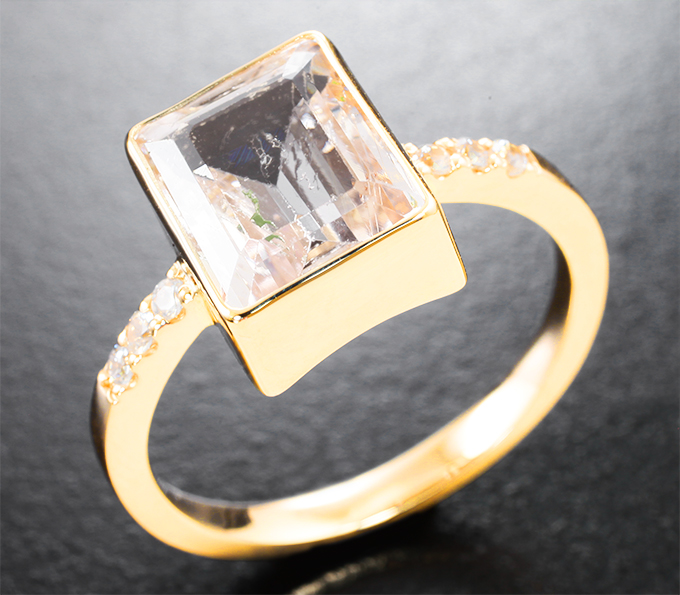Золото Кольцо с морганитом 2,91 карата и бесцветными цирконами