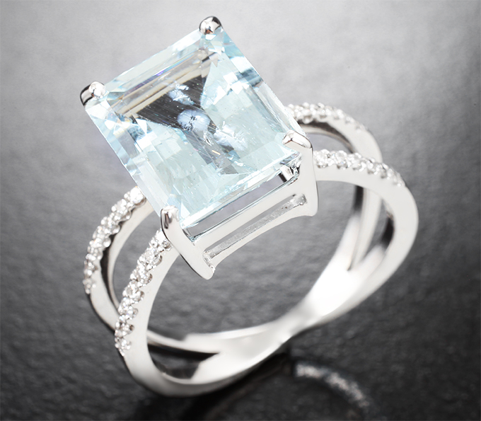 Золото Кольцо с аквамарином 4,08 карата и бриллиантами