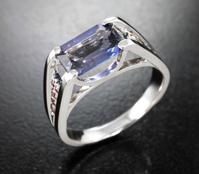 Золото Кольцо с полихромным сапфиром 2,43 карата и бриллиантами