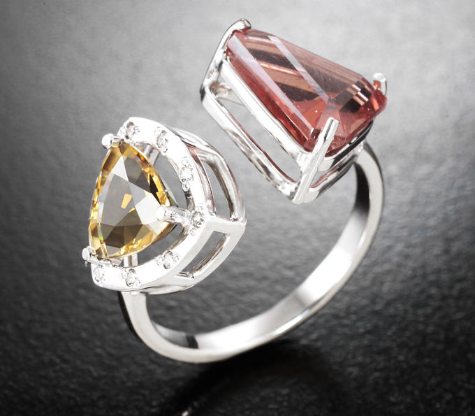 Золото Кольцо с чистейшим синхалитом 1,79 карата и падпараджа апатитом 3,81 карата