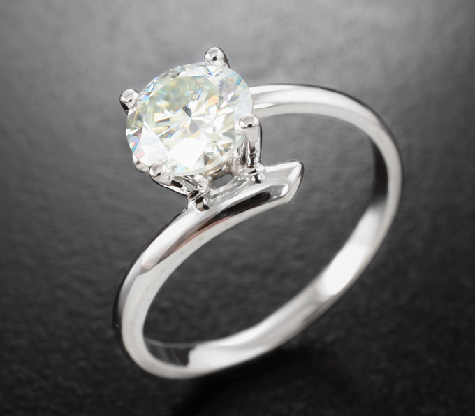 Золото Кольцо с бесцветным муассанитом 1,24 карата