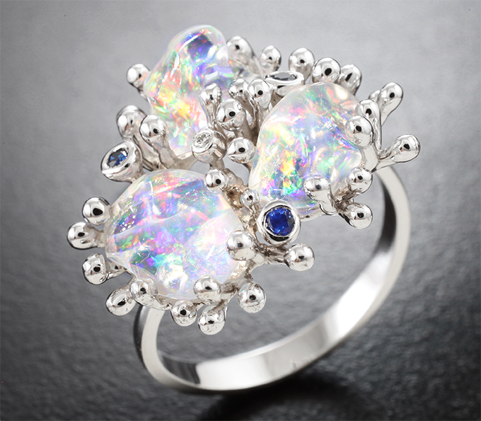 Золото Кольцо с кристаллическими мексиканскими опалами 3,94 карата, сапфирами и бриллиантами