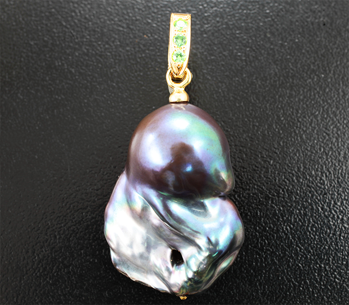 Золото Кулон с цветной жемчужиной 44,4 карата, цаворитами и сапфирами