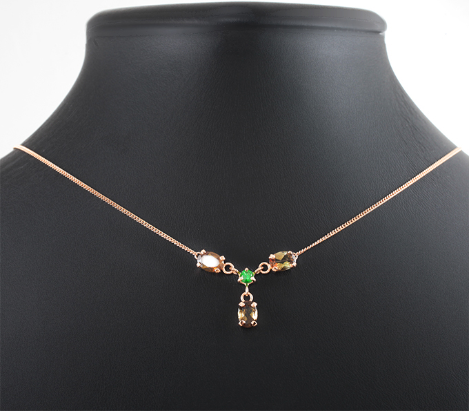 Золото Колье с уральским демантоидом гранатом 0,23 карата и андалузитами 2,33 карата