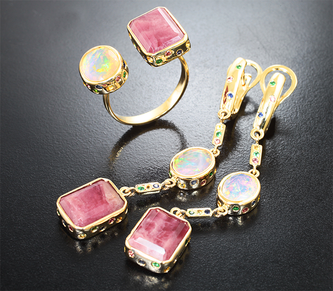 Золото Комплект с родонитами 20,66 карата, ограненными эфиопскими опалами 4,13 карата, сапфирами и цаворитами