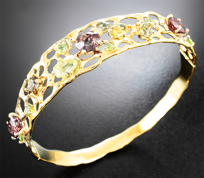 Золото Браслет с сапфиром со сменой цвета 1,69 карата, цирконами, уральскими демантоидами, александритом и хризобериллами