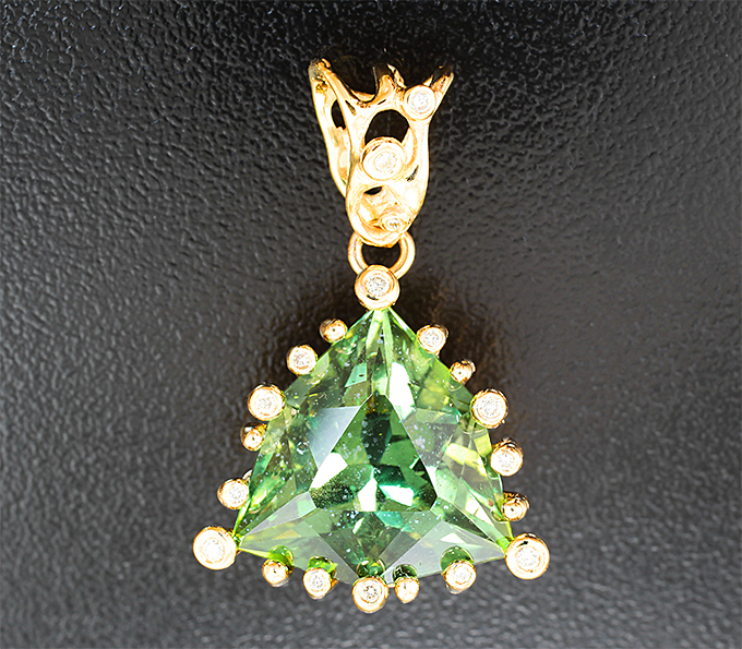 Золото Кулон с полихромным апатитом авторской огранки 15,15 карата и бриллиантами