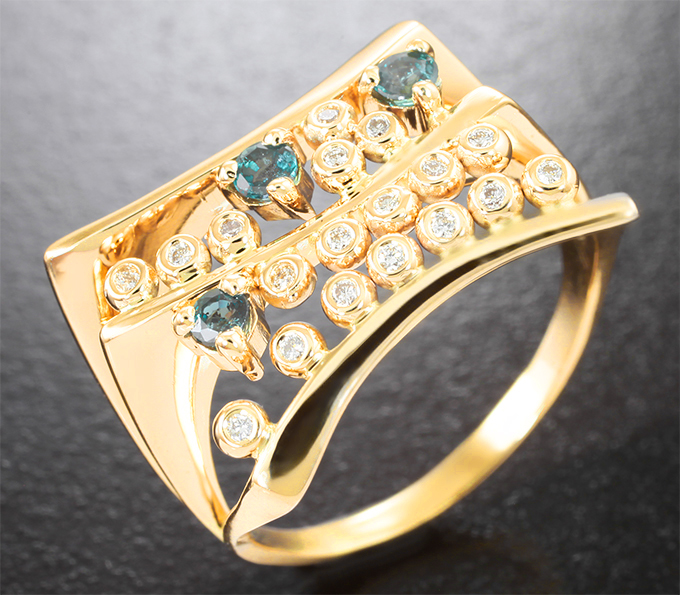 Золото Кольцо с уральскими александритами 0,28 карата и бриллиантами