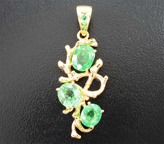 Золото Кулон с цаворитами 3,14 карата