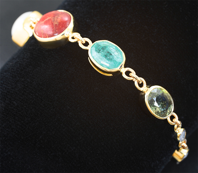 Золото Браслет с рубином, жемчугом, кораллом, изумрудом, сапфирами, гранатом со сменой цвета, хризобериллом с эффектом кошачьего глаза и бриллиантом