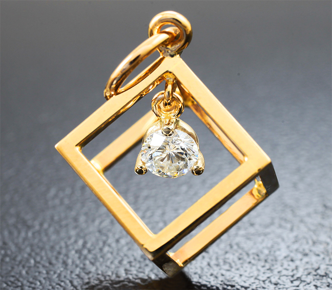 Золото Кулон с бриллиантом