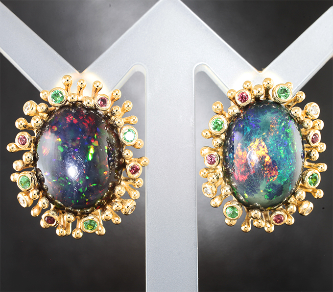 Золото Серьги с кристаллическими черными опалами 15,58 карата, сапфирами, цаворитами и бриллиантами