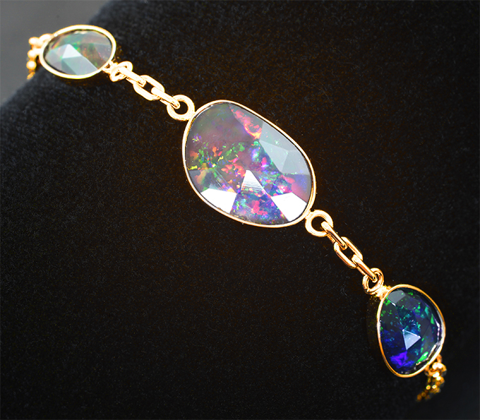 Золото Браслет с яркими черными опалами авторской огранки 4,36 карата