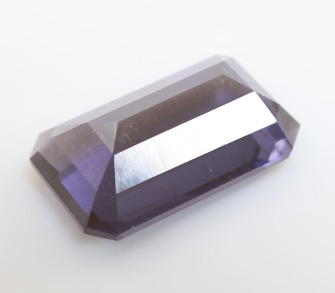 Насыщенный иолит 4,61 карата