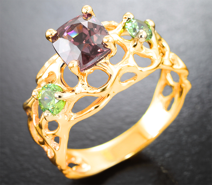 Золото Кольцо с  красным цирконом 2,23 карата и уральскими демантоидами