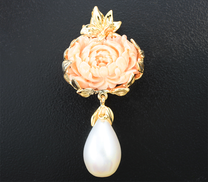 Золото Кулон с крупным резным solid кораллом 15,32 карата и морской жемчужиной 9,78 карата