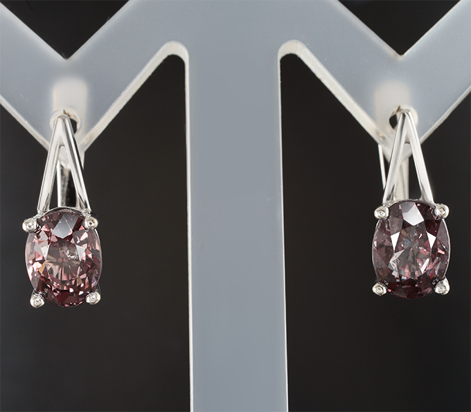 Золото Серьги с гранатами со сменой цвета 4,38 карата