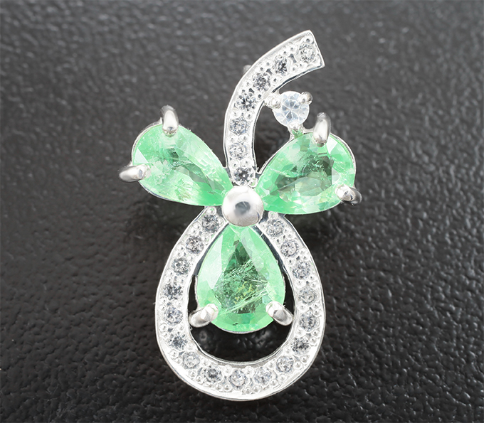 Серебро 925 Кулон с цаворитами гранатами 2,06 карата и лейкосапфирами