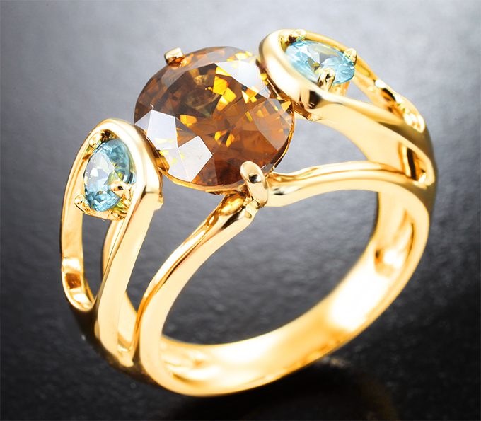 Золото Кольцо с желтым 6,65 карата и голубыми цирконами