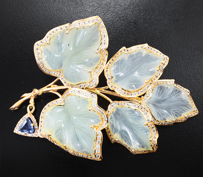 Золото Брошь с резным нефритом 40,71 карата, синим и бесцветными сапфирам