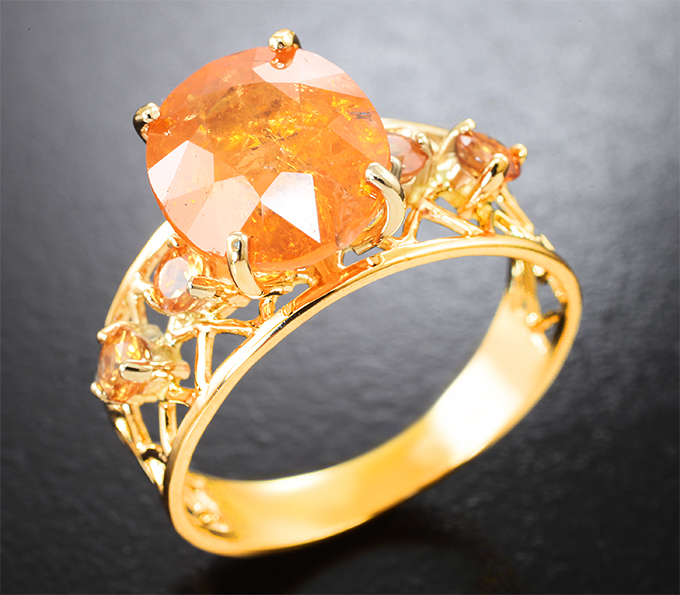 Золото Кольцо с крупным 6,13 карата и малыми спессартинами «фанта»
