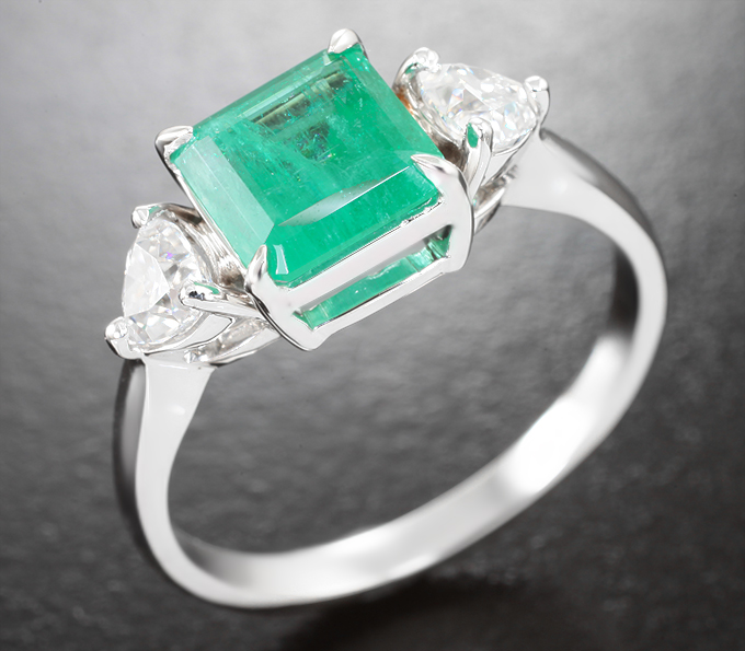 Золото Кольцо с изумрудом 1,47 карата и бесцветными цирконами