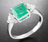 Кольцо с изумрудом 1,47 карата и бесцветными цирконами