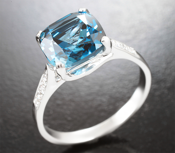 Золото Кольцо с чистейшим синим London топазом 4,1 карата и бриллиантами