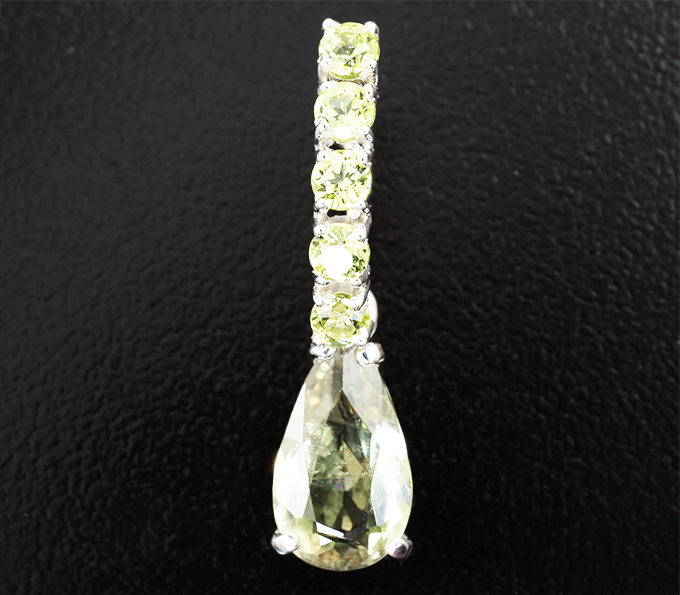 Серебро 925 Кулон с диаспором 2,4 карата и перидотами